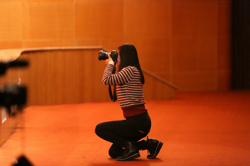 X2015年11月21日晚，马驰原在坚持和发展中国特色社会主义学习实践活动暨纪念民进成立70周年、河南民进组织成立30周年会员汇报演出活动上摄影。.jpg
