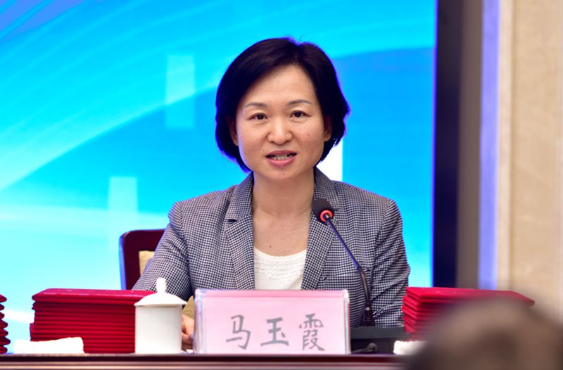 马玉霞宣读《民进河南省委关于表彰2019年度参政议政优秀成果的决定》