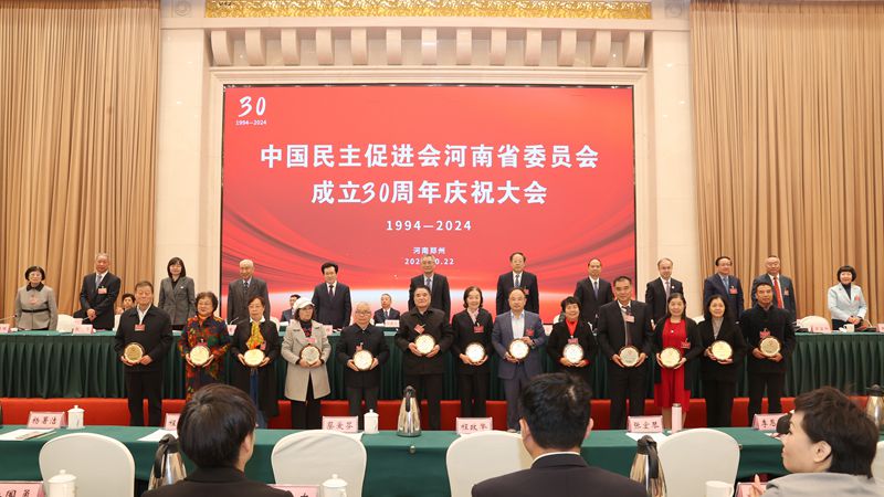 会上，蔡达峰等为入会30周年老会员代表颁发奖牌。_副本.jpg