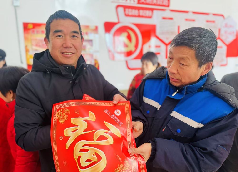 叶九辉送春联.jpg