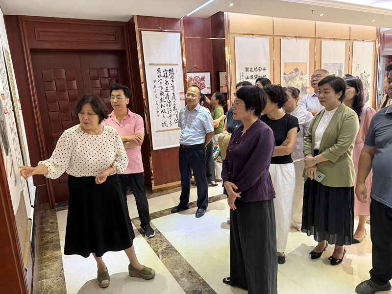 参观书画展.jpg