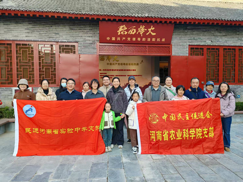 1765158415233071773.jpg 办事处纪念馆合影_副本.jpg